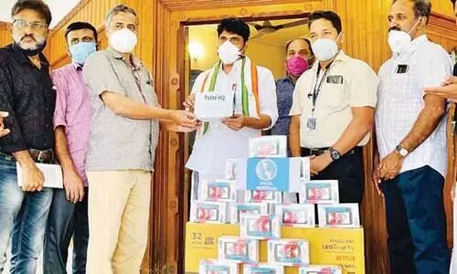 കെ.​പി.​സി.​ടി.​എ സ്മാ​ർ​ട്ട്‌ ഫോ​ണു​ക​ൾ ന​ൽ​കി