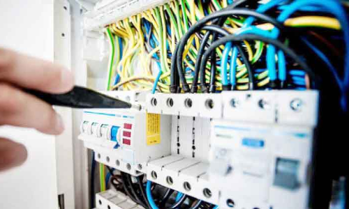 വിച്ഛേദിച്ച വൈദ്യുതി കണക്​ഷനുകൾ പുനഃസ്ഥാപിച്ചുതുടങ്ങി