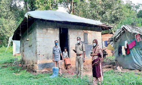 ചോ​ർ​ന്നൊ​ലി​ക്കു​ന്ന വീ​ടു​ക​ൾ കെ​ട്ടി​മേ​യാ​ൻ പൊ​ലീ​സ് സ​ഹാ​യം