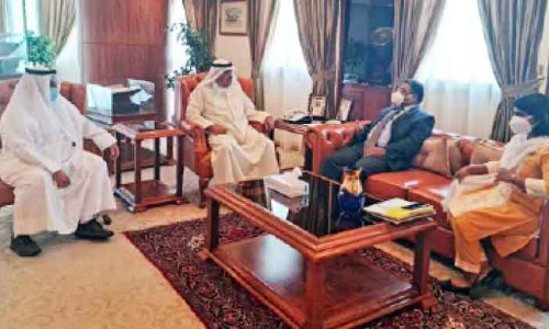 അം​ബാ​സ​ഡ​ർ ചേം​ബ​ർ ഒാ​ഫ്​ കോ​മേ​ഴ്​​സ്​ പ്ര​തി​നി​ധി​ക​ളു​മാ​യി ച​ർ​ച്ച ന​ട​ത്തി