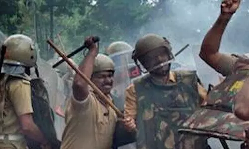 പൊലീസ് നടപടി ആരെങ്കിലും വിഡിയോ ചിത്രീകരിച്ചാൽ തടയരുതെന്ന് ഹൈകോടതി: ‘പ്രകോപനം നേരിടാൻ പട്ടാളക്കാരെപ്പോലെ പൊലീസിന്​ കഴിയണം’