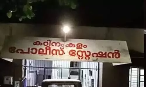 വാഹനം പിടിച്ചെടുത്തു; വി​ല്ലേ​ജ് ഓ​ഫി​സ​റു​ടെ വീ​ടി​ന് മു​ന്നി​ൽ ടി​പ്പ​ർ ഉ​ട​മ​യു​ടെ ആ​ത്മ​ഹ​ത്യ ഭീ​ഷ​ണി