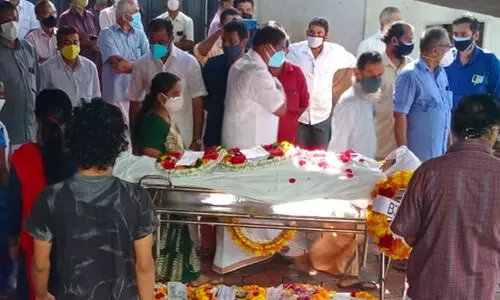 എന്‍റെ പൊന്നുമോളേ... എന്ന്​ അലറിക്കരഞ്ഞ്​ അമ്മ; കണ്ണീരണിയിച്ച്​ മാനസയുടെ അന്ത്യയാത്ര