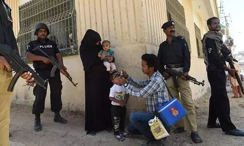 പാകിസ്​താനിൽ പോളിയോ പ്രവർത്തകർക്ക്​ അകമ്പടി പോയ പൊലീസുകാരനെ അജ്​ഞാതർ വെടിവെച്ചുകൊന്നു