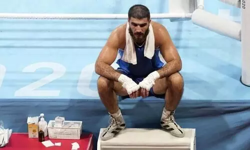 റഫറി അയോഗ്യനാക്കി; പ്രതിഷേധിച്ച്​ ബോക്​സിങ്​ താരം റിങ്ങിലിരുന്നു