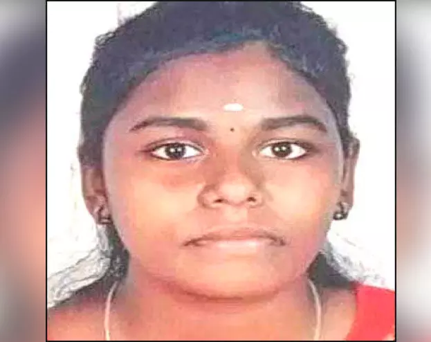 മണ്ണിൽ മറഞ്ഞത് 24 ഉറ്റവർ: വിജയം ഗോപികയുടെ സ്മരണാഞ്ജലി മണ്ണിൽ മറഞ്ഞത് 24 ഉറ്റവർ: വിജയം ഗോപികയുടെ സ്മരണാഞ്ജലി