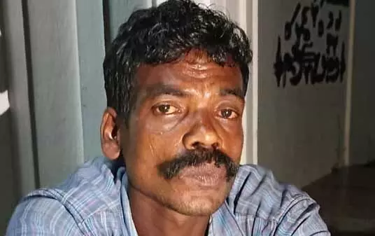 പള്ളിക്കും ക്ഷേത്രത്തിനും നേരെ ആക്രമണം; പ്രതിയെ നാട്ടുകാർ ഓടിച്ചിട്ടുപിടിച്ചു പള്ളിക്കും ക്ഷേത്രത്തിനും നേരെ ആക്രമണം; പ്രതിയെ നാട്ടുകാർ ഓടിച്ചിട്ടുപിടിച്ചു