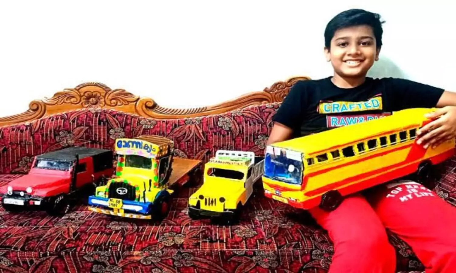 റി​യാ​​െൻറ ക​ര​വി​രു​തി​ൽ പി​റ​ക്കു​ന്നു, കു​ഞ്ഞ​ൻ ബ​സും ലോ​റി​യും