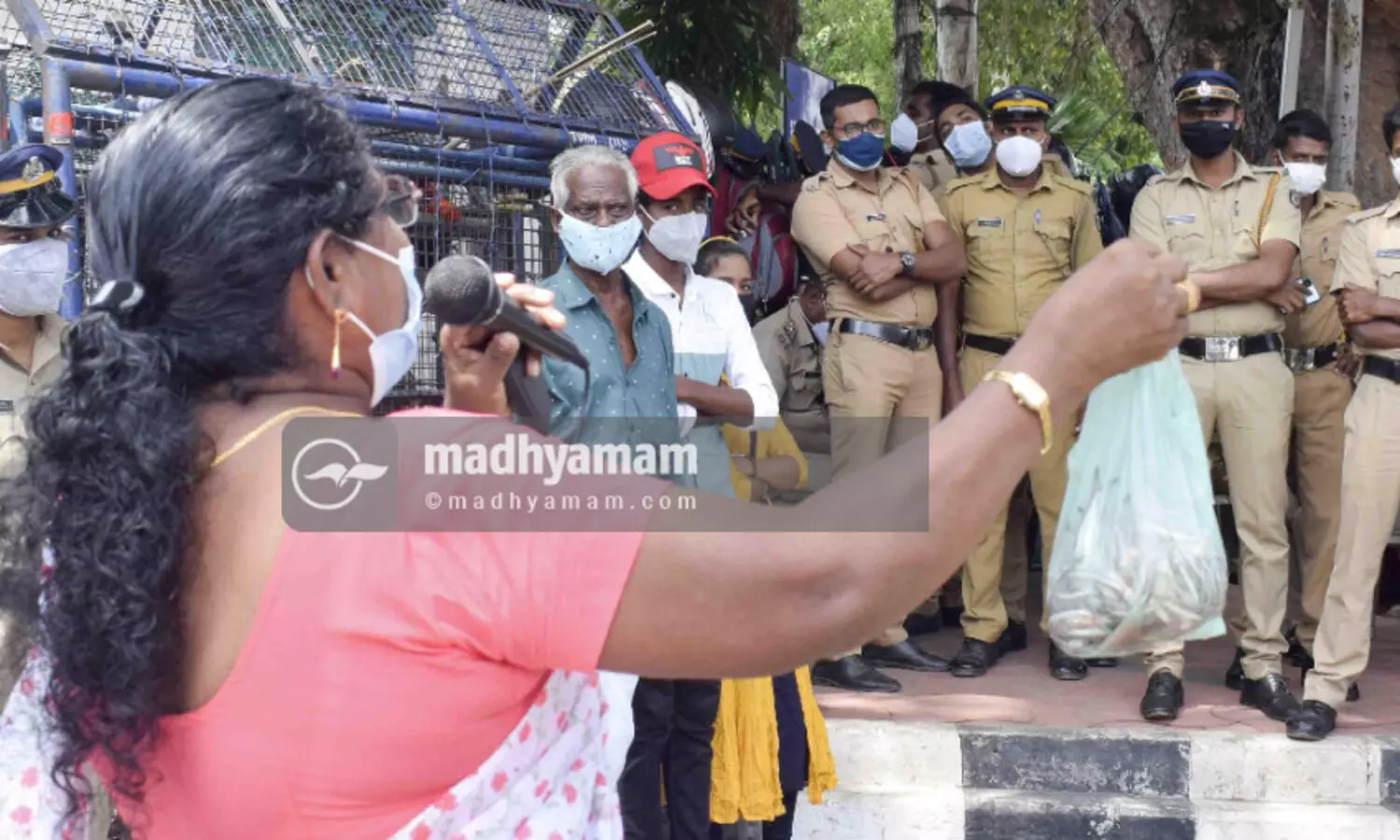 മത്സ്യത്തൊഴിലാളിക്കെതിരായ അക്രമം; സെക്ര​േട്ടറിയറ്റിനു മുന്നിൽ മത്സ്യം വിറ്റ് പ്രതിഷേധം