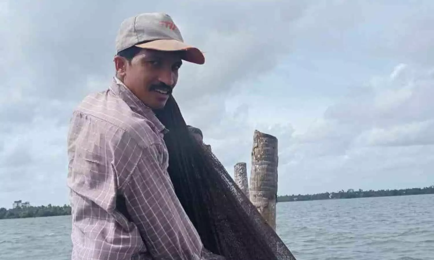 ഡോക്ടറേറ്റ് കിട്ടിയിട്ടും ജ്യോതിഷിന് ജീവിക്കാൻ മത്സ്യബന്ധനം നടത്തണം