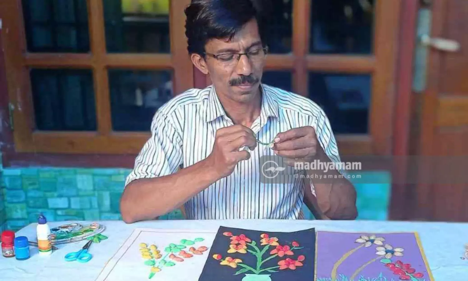 പിസ്ത തോടിൽ മുനീർ ഒരുക്കുന്നത് കൗതുക ലോകം