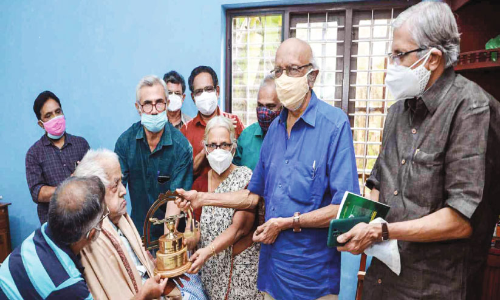 കേരള സാഹിത്യ അക്കാദമി പുരസ്കാരം പാലക്കീഴ് നാരായണന്​ സമ്മാനിച്ചു