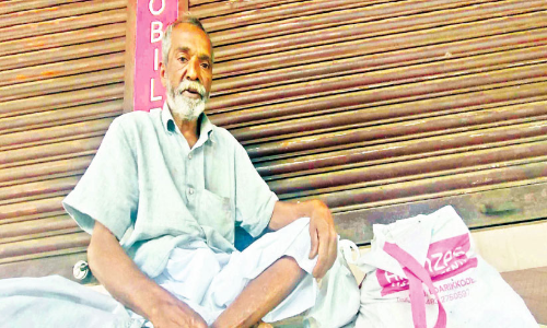 കു​ടും​ബം കൈ​യൊ​ഴി​ഞ്ഞു; ക​ട​വ​രാ​ന്ത​ക​ളി​ൽ ദു​രി​തം പേ​റി​ സൈ​നു​ദ്ദീ​െൻറ ജീ​വി​തം