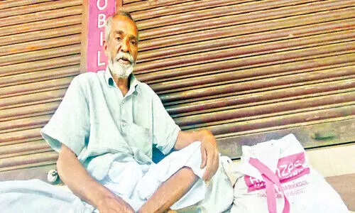 കു​ടും​ബം കൈ​യൊ​ഴി​ഞ്ഞു; ക​ട​വ​രാ​ന്ത​ക​ളി​ൽ ദു​രി​തം പേ​റി​ സൈ​നു​ദ്ദീ​െൻറ ജീ​വി​തം