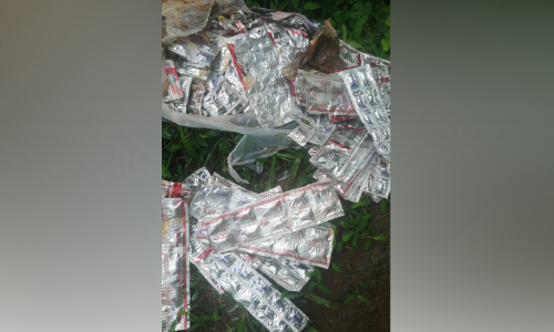 കോവിഡ് പ്രതിരോധ ഗുളികകൾ പുഴയിൽ തള്ളി