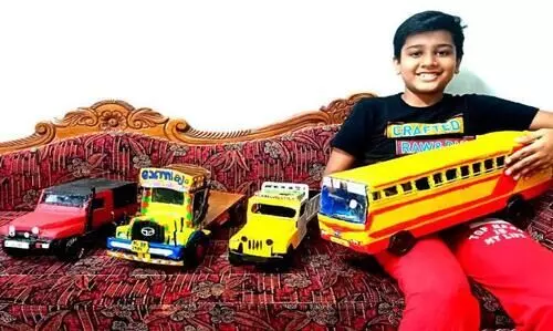 റി​യാ​​െൻറ ക​ര​വി​രു​തി​ൽ പി​റ​ക്കു​ന്നു, കു​ഞ്ഞ​ൻ ബ​സും ലോ​റി​യും