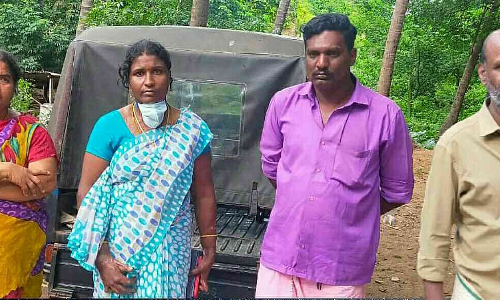 കേരളത്തിലേക്ക് കടത്താൻ കൊണ്ടു വന്ന 12 കിലോ കഞ്ചാവുമായി നാലു പേർ പിടിയിൽ. കേരളത്തിലേക്ക് കടത്താൻ കൊണ്ടു വന്ന 12 കിലോ കഞ്ചാവുമായി നാലു പേർ പിടിയിൽ.