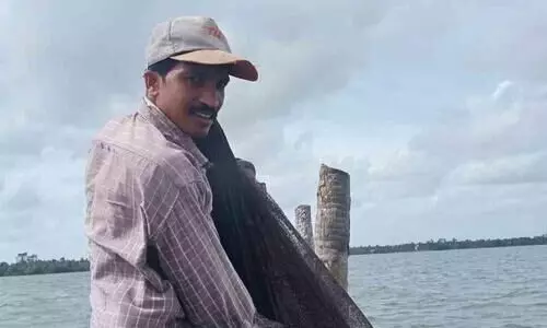 ഡോക്ടറേറ്റ് കിട്ടിയിട്ടും ജ്യോതിഷിന് ജീവിക്കാൻ മത്സ്യബന്ധനം നടത്തണം