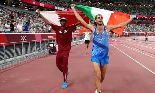 ഇറ്റാലിയൻ താരത്തിന്​ പ​രി​ക്കേറ്റെന്ന പ്രചരണം തെറ്റ്​; അ​പൂ​ർ​വ​മാ​യ സൗ​ഹൃ​ദ​ത്തി​െൻറ​യും കൈ​ത്താ​ങ്ങി​െൻറ​യും ക​ഥ​യറിയാം