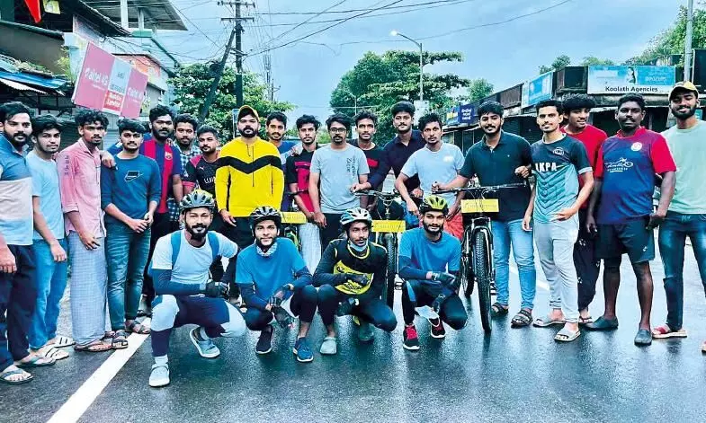 സൈക്കിളുമായി യുവാക്കൾ കശ്മീരിലേക്ക് സൈക്കിളുമായി യുവാക്കൾ കശ്മീരിലേക്ക്