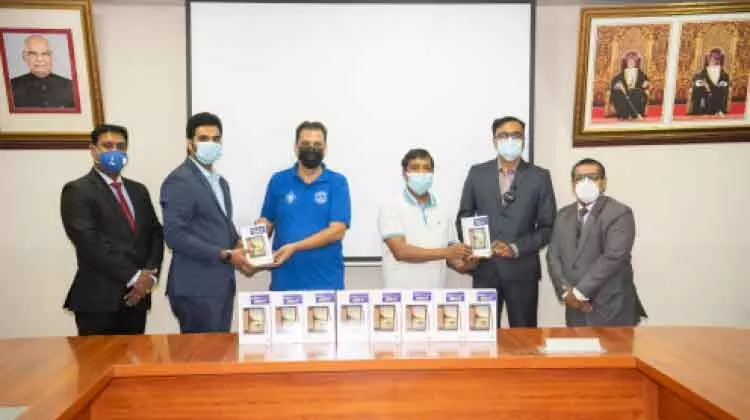 ഇന്ത്യൻ സ്കൂൾ വിദ്യാർഥികൾക്ക് നൂറ് ടാബ്ലെറ്റുകൾ വിതരണം ചെയ്തു ഇന്ത്യൻ സ്കൂൾ വിദ്യാർഥികൾക്ക് നൂറ് ടാബ്ലെറ്റുകൾ വിതരണം ചെയ്തു