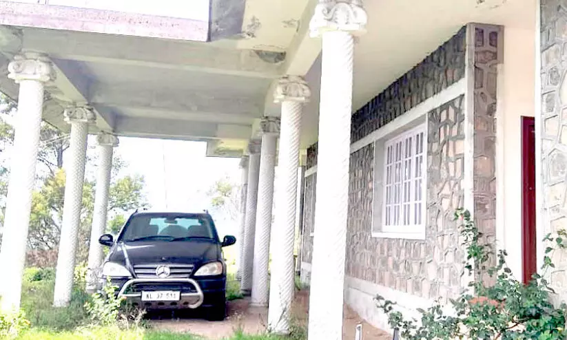 റ​വ​ന്യൂ വ​കു​പ്പി​ന്​ ത​ല​വേ​ദ​ന​യായി ​ൈക​യേ​റ്റ​ഭൂ​മി​യി​ലെ  ബം​ഗ്ലാ​വി​െൻറ മു​റ്റ​ത്ത്​ നി​ർ​ത്തി​യി​ട്ട ആ​ഡം​ബ​ര കാ​ർ