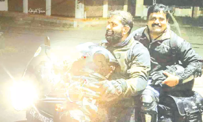 തുമ്പമണിൽനിന്ന് ഹിമാലയത്തിലേക്ക് ബൈക്ക് യാത്ര തുമ്പമണിൽനിന്ന് ഹിമാലയത്തിലേക്ക് ബൈക്ക് യാത്ര