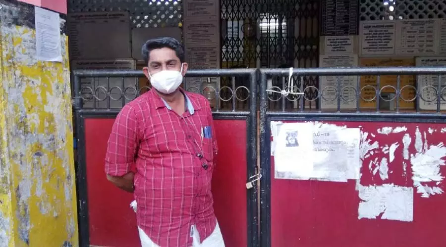 പ​ഞ്ചാ​യ​ത്ത്​ ഭ​ര​ണ​സ​മി​തി അം​ഗം സെക്രട്ടറിയെ പൂട്ടിയിട്ടു