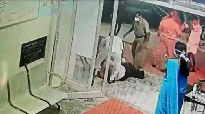 ഡോക്ടറെ മര്ദിച്ചതിനെ തുടർന്ന് ഒ.പി ബഹിഷ്കരിച്ച് പ്രതിഷേധിച്ചു ഡോക്ടറെ മര്ദിച്ചതിനെ തുടർന്ന് ഒ.പി ബഹിഷ്കരിച്ച് പ്രതിഷേധിച്ചു