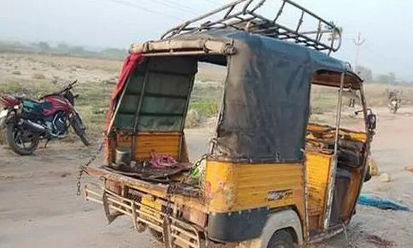 പശുവിനെ കൊണ്ടുപോകാനെത്തിയ സി.പി.എം നേതാവിന്റെ ഓട്ടോറിക്ഷ ഗോരക്ഷ പ്രവർത്തകൻ തകർത്തു പശുവിനെ കൊണ്ടുപോകാനെത്തിയ സി.പി.എം നേതാവിന്റെ ഓട്ടോറിക്ഷ ഗോരക്ഷ പ്രവർത്തകൻ തകർത്തു