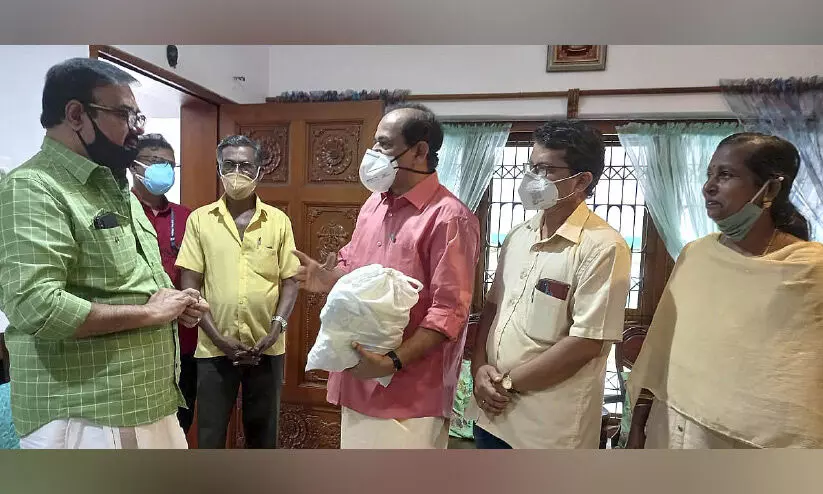 മണിയൻപിള്ള രാജുവിന് മന്ത്രി ഓണക്കിറ്റ് വീട്ടിലെത്തി നൽകിയതിൽ വിവാദം