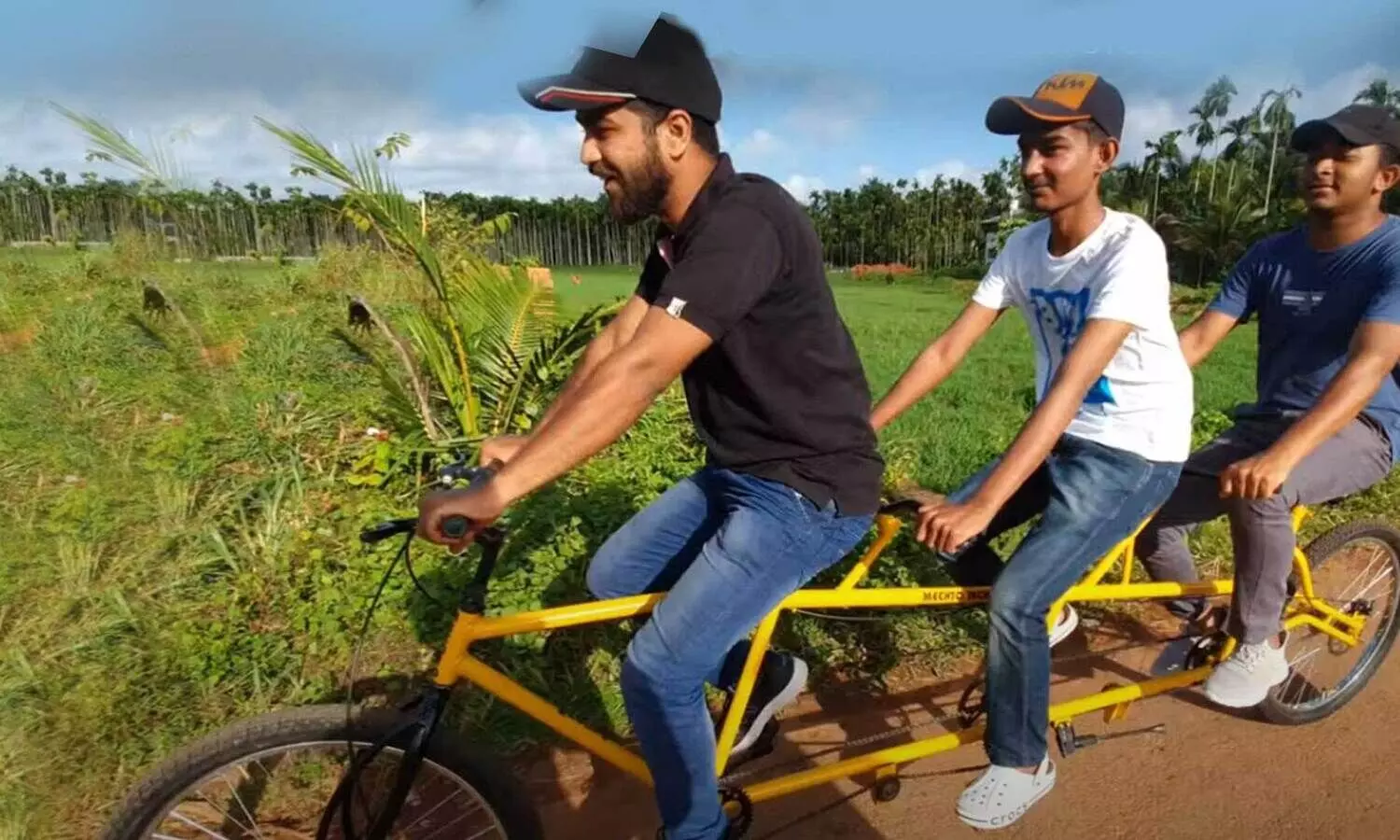 ഒരു സൈക്കിൾ ചവിട്ടുന്നത് മൂന്നുപേർ; പെട്രോൾ വിലക്കെതിരെ വേറിട്ട പ്രതിഷേധം