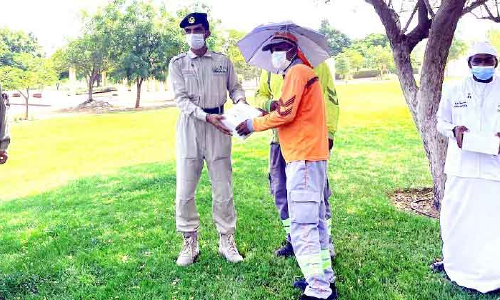 തൊഴിലാളികൾക്ക്​ ഭക്ഷണവും കുടയും വിതരണം ചെയ്​ത്​ പൊലീസ്​