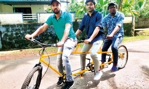 സൈക്കിളല്ല, സൈ​...ക്കി​ൾ, മൂ​ന്നു​പേ​ർ​ക്ക് ച​വി​ട്ടാ​വു​ന്ന സൈ​ക്കി​ൾ നി​ർ​മി​ച്ച് മ​ഞ്ചേ​രി​യി​ലെ യു​വാ​ക്ക​ൾ