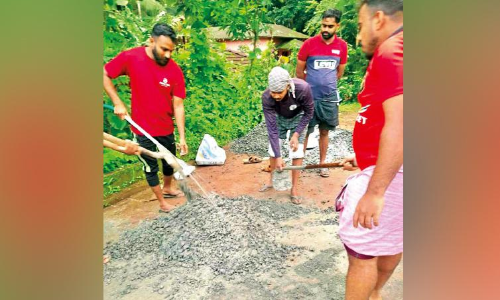 അ​ധി​കാ​രി​ക​ളോ​ട് പ​റ​ഞ്ഞു മ​ടു​ത്തു; നാ​ട്ടു​കാ​രി​റ​ങ്ങി റോ​ഡി​ലെ കു​ഴി​ക​ള​ട​ച്ചു