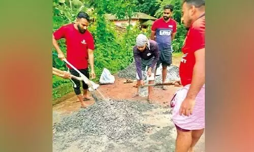 അ​ധി​കാ​രി​ക​ളോ​ട് പ​റ​ഞ്ഞു മ​ടു​ത്തു; നാ​ട്ടു​കാ​രി​റ​ങ്ങി റോ​ഡി​ലെ കു​ഴി​ക​ള​ട​ച്ചു
