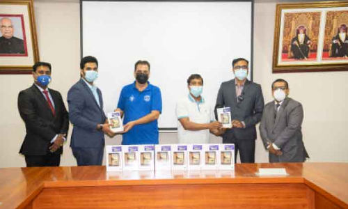 ഇന്ത്യൻ സ്കൂൾ വിദ്യാർഥികൾക്ക്​ നൂറ്​ ടാബ്​ലെറ്റുകൾ വിതരണം ചെയ്​തു