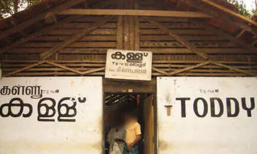 കോവിഡ് രോഗിയെ കള്ളുഷാപ്പിന് മുന്നിൽനിന്ന് പൊക്കി; കേസെടുത്ത് കോവിഡ് കെയർ സെൻററിലാക്കി