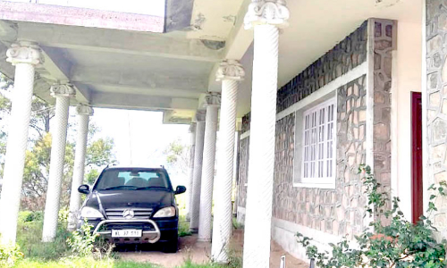 റ​വ​ന്യൂ വ​കു​പ്പി​ന്​ ത​ല​വേ​ദ​ന​യായി ​ൈക​യേ​റ്റ​ഭൂ​മി​യി​ലെ  ബം​ഗ്ലാ​വി​െൻറ മു​റ്റ​ത്ത്​ നി​ർ​ത്തി​യി​ട്ട ആ​ഡം​ബ​ര കാ​ർ