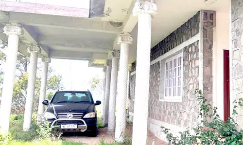 റ​വ​ന്യൂ വ​കു​പ്പി​ന്​ ത​ല​വേ​ദ​ന​യായി ​ൈക​യേ​റ്റ​ഭൂ​മി​യി​ലെ  ബം​ഗ്ലാ​വി​െൻറ മു​റ്റ​ത്ത്​ നി​ർ​ത്തി​യി​ട്ട ആ​ഡം​ബ​ര കാ​ർ