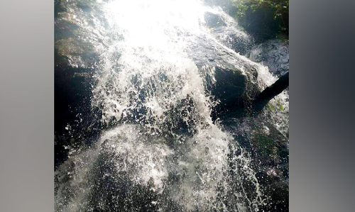 വെള്ളച്ചാട്ടങ്ങളിൽ വിലക്ക് ലംഘിച്ച്  സന്ദർശകർ