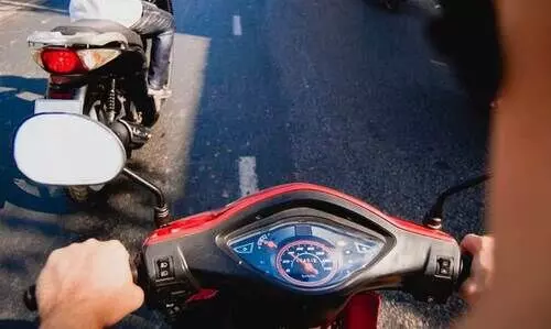 മ​ന്ത്രിയുടെ ഓ​ഫി​സി​ലെ​ത്തി​യ ആ​ളു​ടെ സ്കൂ​ട്ട​ർ ക​വ​ർ​ന്നു