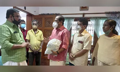 മണിയൻപിള്ള രാജുവിന് മന്ത്രി ഓണക്കിറ്റ് വീട്ടിലെത്തി നൽകിയതിൽ വിവാദം