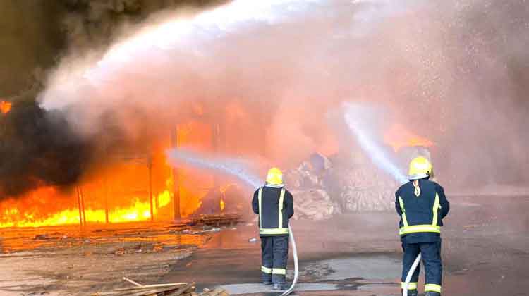 റിയാദിൽ ഗോഡൗണിൽ വൻ തീപിടിത്തം റിയാദിൽ ഗോഡൗണിൽ വൻ തീപിടിത്തം