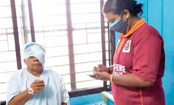 അർബുദബാധിതനായ ഭ​ർ​ത്താ​വി​ന് പ​റ​ക്ക​മു​റ്റാ​ത്ത കു​ട്ടി​ക​ളെ കൂ​ട്ടി​രു​ത്തി പൂ​ർ​ണി​മ ഇറങ്ങിത്തിരിച്ചത്​ കു​ഞ്ഞാ​ളു​വി​ന് തണലേകാൻ​