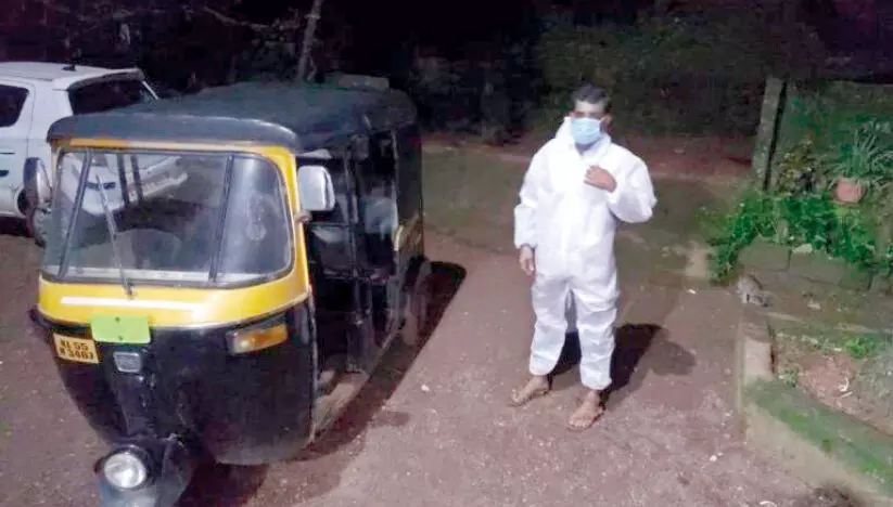 കോവിഡ് രോഗികൾക്ക് താങ്ങും തണലുമാണ് നാസറും ഓട്ടോയും