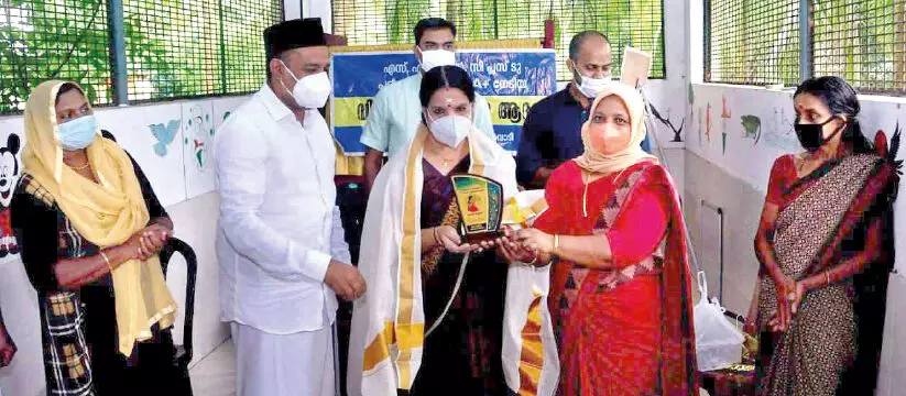 35 വർഷത്തെ സേവനം: മാലതി ടീച്ചർക്ക് നാടിെൻറ ആദരം 35 വർഷത്തെ സേവനം: മാലതി ടീച്ചർക്ക് നാടിെൻറ ആദരം