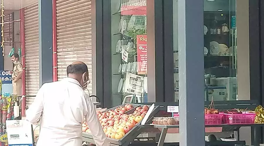 രൂപം മാറ്റി കച്ചവടം; നിയന്ത്രണ രേഖയിലും സ്ഥാപനങ്ങൾ തുറക്കാം രൂപം മാറ്റി കച്ചവടം; നിയന്ത്രണ രേഖയിലും സ്ഥാപനങ്ങൾ തുറക്കാം