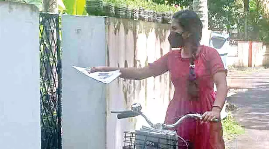 പ​ത്ര​വി​ത​ര​ണം, ട്യൂ​ഷ​ൻ ടീ​ച്ച​ർ, പിന്നെ പഠനം; അ​ഭി​വ​ന്ദ​ന​യു​ടെ  വി​ജ​യ​ത്തി​ന് പ​ത്ത​ര​മാ​റ്റ് തി​ള​ക്കം