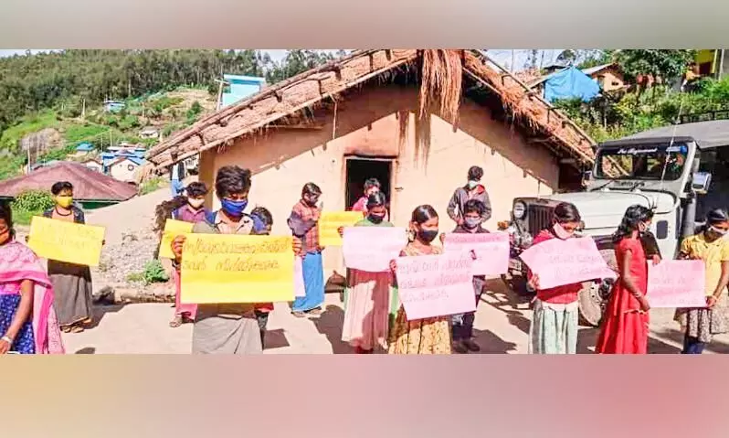 ആദിവാസി മേഖലയിൽ ടവറിനായി വിദ്യാര്ഥികളുടെ സൂചന സമരം ആദിവാസി മേഖലയിൽ ടവറിനായി വിദ്യാര്ഥികളുടെ സൂചന സമരം
